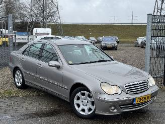 Vaurioauto  passenger cars Mercedes C-klasse c220 CDI Elegance 2006/3