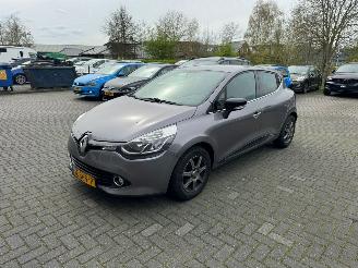 krockskadad bil auto Renault Clio 0.9 tce eco night & day 2016/7