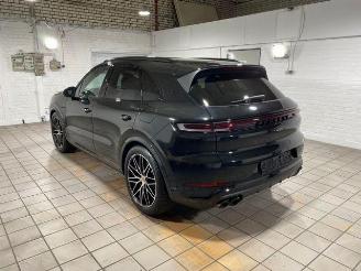 Unfallwagen Porsche Cayenne E-Hybrid Black Edition PANO/CHRONO/BOSE 2025/10