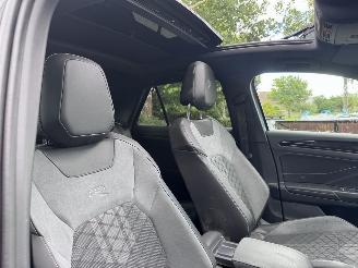 Volkswagen T-Roc Volkswagen T-Roc 1.5 TSI DSG R-Line PANO AHK Camera IQ Lights VOL!! picture 4