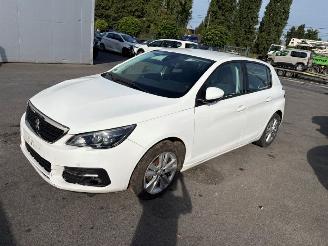 Damaged car Peugeot 308 with cockpit and airbags included in the price 2020/10