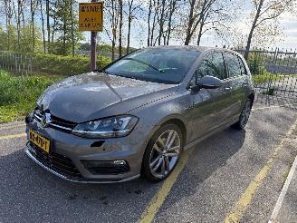 Schadeauto Volkswagen Golf 1.4 TSI Connected Series Automaat 2016/9