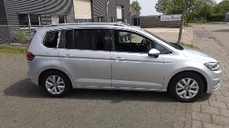 Volkswagen Touran 1.6TDI Autom Higline 7p Pano Trekh Clima Cruise Supermooie auto! picture 8