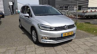 krockskadad bil auto Volkswagen Touran 1.6TDI Autom Higline 7p Pano Trekh Clima Cruise Supermooie auto! 2015/1