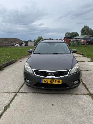 Vaurioauto  passenger cars Kia Cee d Sporty Wagon 2011/8