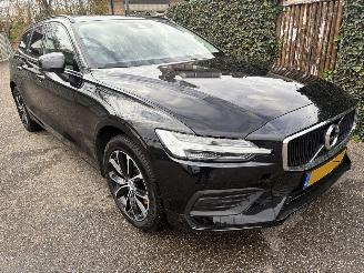 Damaged car Volvo V-60 2.0 V60 Momentum Advantage AUTOMAAT 174PK 2020/10
