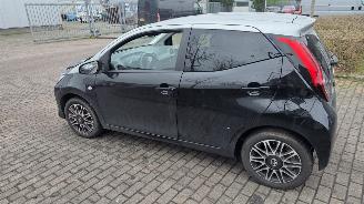 Toyota Aygo 1.0 12V VVT-i Hatchback  Benzine 998cc 53kW (72pk) FWD 2018-03 (KGB40) 1KRFE picture 11