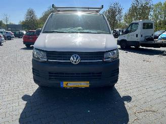 damaged passenger cars Volkswagen Transporter 2.0 TDI DRF Bestel  Diesel 1.968cc 75kW (102pk) FWD 2015-04/2019-12  CXGB 2017/10