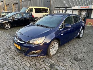 krockskadad bil auto Opel Astra 1.4 Tubo Design Edition 2014/4