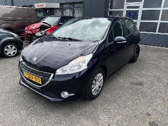 skadebil auto Peugeot 208 1.0 VTI BLUE LEASE 2013/11