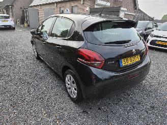 Peugeot 208  picture 6
