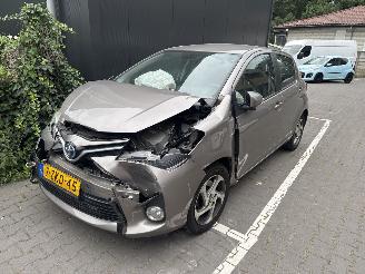 krockskadad bil auto Toyota Yaris Hybrid 2015/1
