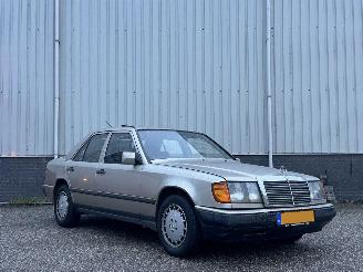 Damaged car Mercedes  W124 230E 1986/6