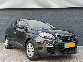 damaged passenger cars Peugeot 3008 1.2 Benzine AUTOMAAT KM STAND NAP 2020/10