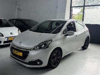 Coche accidentado Peugeot 208 1.2 benzine led/navi 2017/4