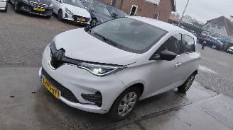 Vaurioauto  passenger cars Renault Zoé r 110 life   carshare 52kwh    navi  109pk 2021/6