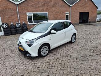 damaged passenger cars Toyota Aygo 1.0 vvti x play   navi  cruiscontral airco 2021/5