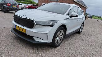 Damaged car Skoda Enyaq 204pk   clima navi    80kw accu 2022/2