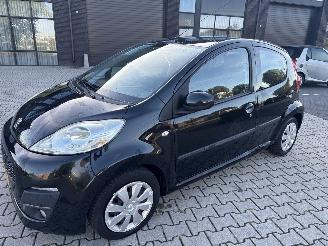 damaged passenger cars Peugeot 107 1.0 ACTIVE AIRCO RIJDBARE SCHADE! BOUWJAAR 2013  1750 EURO 2013/1