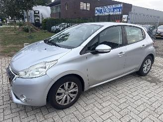 Coche accidentado Peugeot 208 1.2 VTI BLEU PARKEERSCHADE! BOUWJAAR 2012  1750 EURO VAST 2012/9