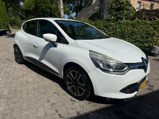 Unfallwagen Renault Clio 1.5DCI 5DRS AIRCO NAVI 2015/7