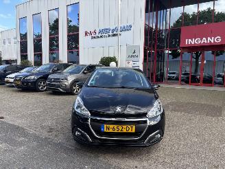 Vaurioauto  passenger cars Peugeot 208 1.2 PT ALLURE 2019/1