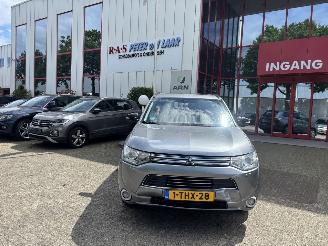Damaged car Mitsubishi Outlander 2.0 PHEV INSTYLE 2014/2