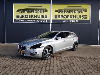 uszkodzony samochody osobowe Volvo V-60 2.4 D6 AWD Plug-In Hybrid Pure Limited 2013/2