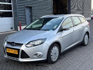 Voiture accidenté Ford Focus 1.6 TDCi ECOnetic Combi/o  Diesel 1.560cc 77kW (105pk) FWD 2013/12