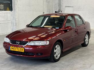 Vaurioauto  passenger cars Opel Vectra -B 1.6 16V Ecotec Sedan 4Dr Benzine 1.598cc 74kW (101pk) FWD 2001/11