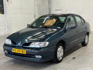 skadebil auto Renault Mégane 1.6i Sedan 4Dr Benzine 1.598cc 66kW (90pk) FWD 1997/6