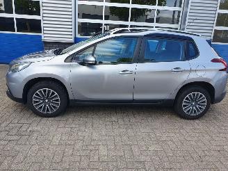 Peugeot 2008 1.2 PureTech Blue Lion picture 2
