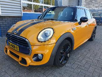 damaged passenger cars Mini Cooper John cooper works - 1.5 Cooper Serious Business 2017/11