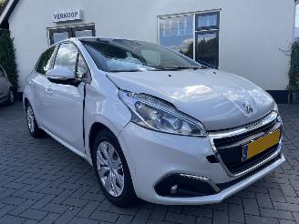 Auto incidentate Peugeot 208 1.2 PureTech Blue Lion N.A.P NL AUTO PRACHTIG!!! 2016/4