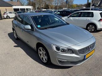 Unfallwagen Volvo V-60 1.5 T3 Nordic+ automaat 152pk 2017/4