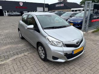 Vaurioauto  passenger cars Toyota Yaris 1.0 5-drs airco 2013/2