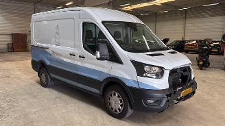 krockskadad bil bedrijf Ford Transit 350 2.0 TDCI L2H2 Trend NAP 2023/4
