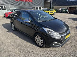 krockskadad bil auto Peugeot 208 1.2 5-drs Signature NAP 2019/4