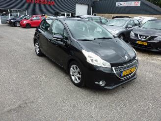 damaged passenger cars Peugeot 208 1.4 e-HDI BLUE LEASE 2012/7
