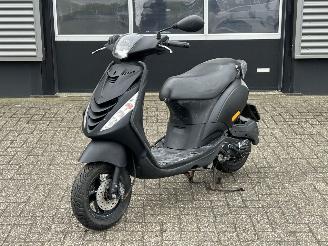 krockskadad bil bromfiets Piaggio  Zip 50 4T 2013/8