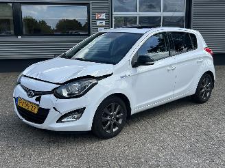 damaged passenger cars Hyundai I-20 1.2i Go! Plus 2015/1