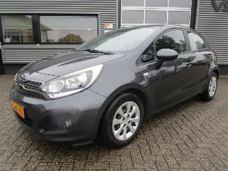 krockskadad bil auto Kia Rio 1.2 CVVT Business Line 5drs 2014/5
