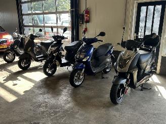 dañado ciclomotor Yamaha  Partij 5 scooters 2019/1
