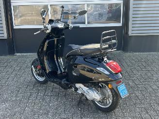 Vaurioauto  scooters Vespa  Sprint 2015/6