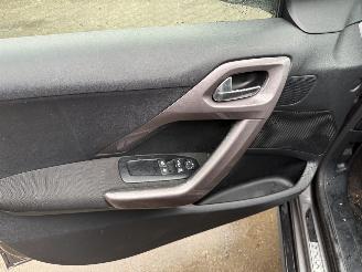 Peugeot 2008 1.2 PureTech Style (SUV 5-dr.) picture 18