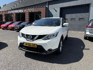 Vaurioauto  passenger cars Nissan Qashqai 1.2 Acenta (SUV 5-dr.) 2015/6