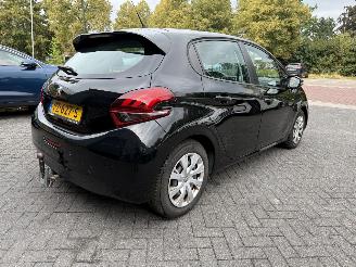 Avarii autoturisme Peugeot 208 1.6 BlueHDi Active (Hatchback 5-dr.) 2017/10