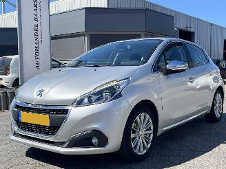 Schadeauto Peugeot 208 1.2 PureTech Blue Lease Executive 2018/3