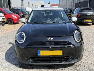 Mini Cooper Cooper E Classic L 40.7 kWh PANO AUTOMAAT picture 2
