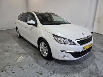 Damaged car Peugeot 308 1.2 PureTech Blue Lease Executive 2016/10